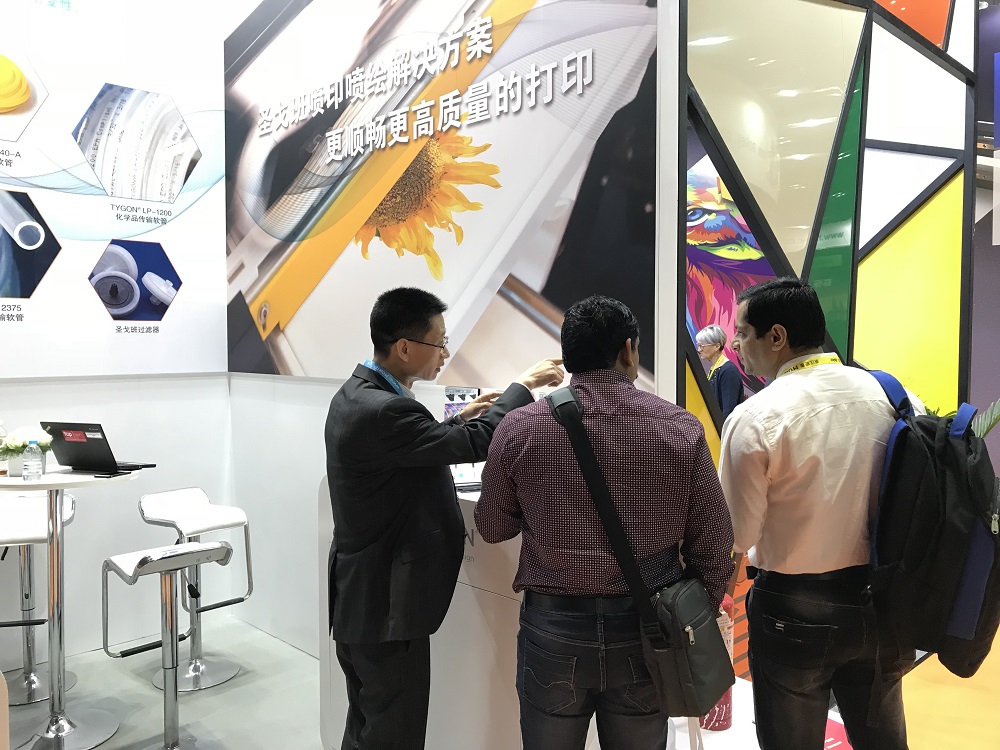 展會(huì)期間，圣戈班高功能塑料多種展品的優(yōu)異性能吸引了國內(nèi)外多位客戶的到訪咨詢。