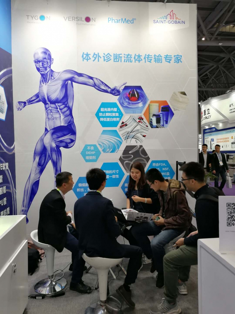 展會(huì)現(xiàn)場熱烈咨詢